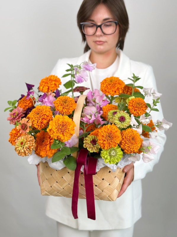 КОРЗИНА С БАРХАТЦАМИ, ЦИННИЕЙ И ДУШИСТЫМ ГОРОШКОМ