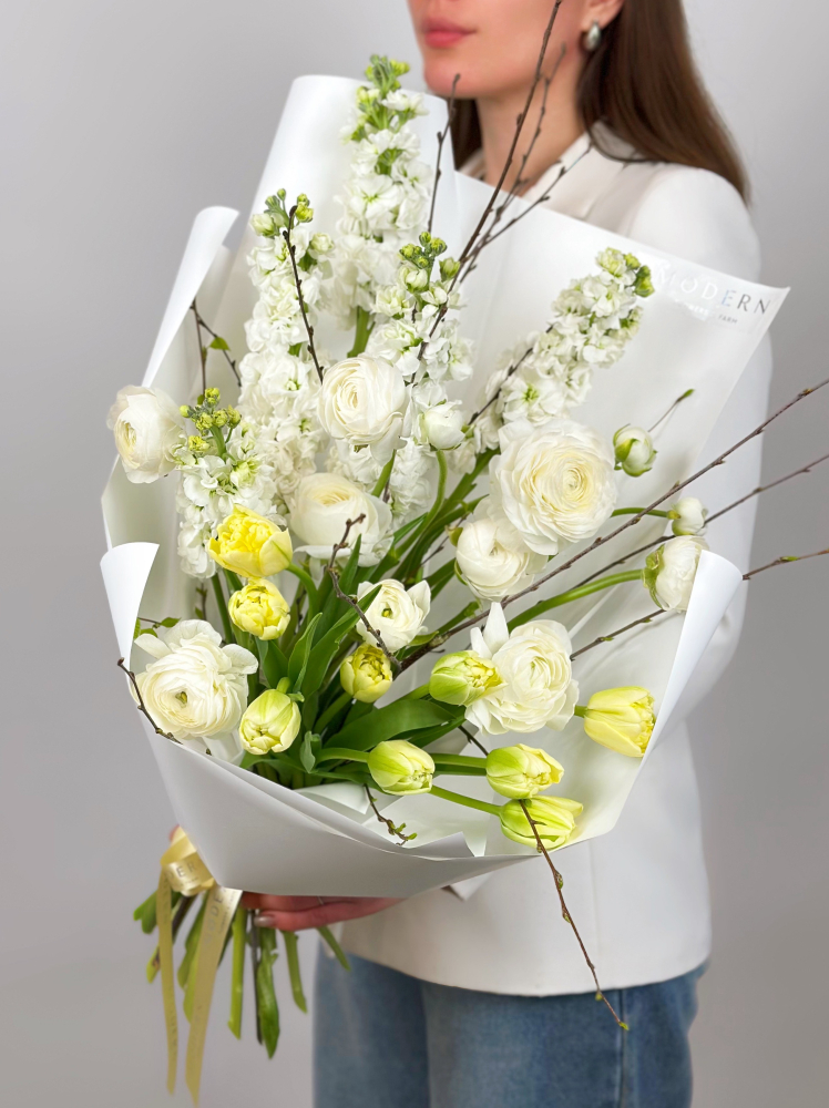 АРОМАТНЫЙ БУКЕТ С МАТТИОЛОЙ, РАНУНКУЛЮСАМИ И ТЮЛЬПАНАМИ