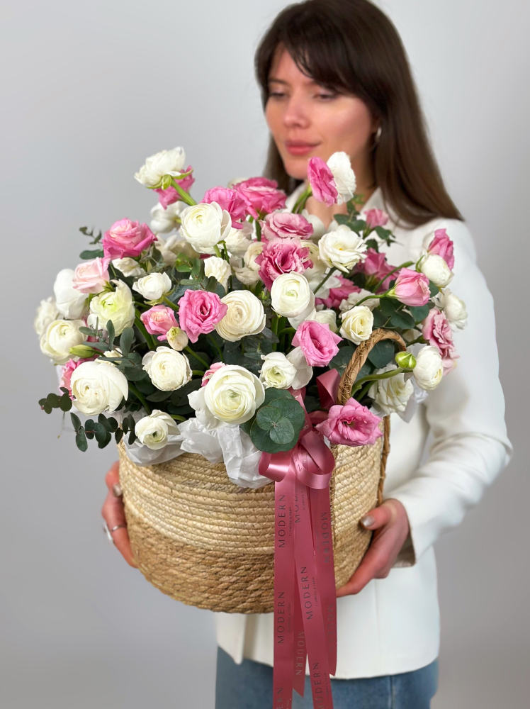 КОРЗИНА С РАНУНКУЛЮСАМИ, ЭУСТОМОЙ И ЭВКАЛИПТОМ