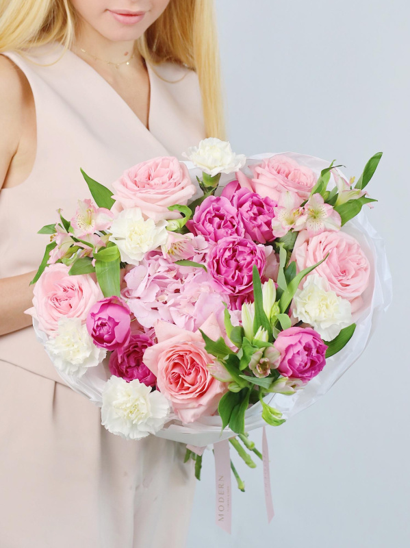 КРУГЛЫЙ БУКЕТ С ПИОНОВИДНЫМИ РОЗАМИ