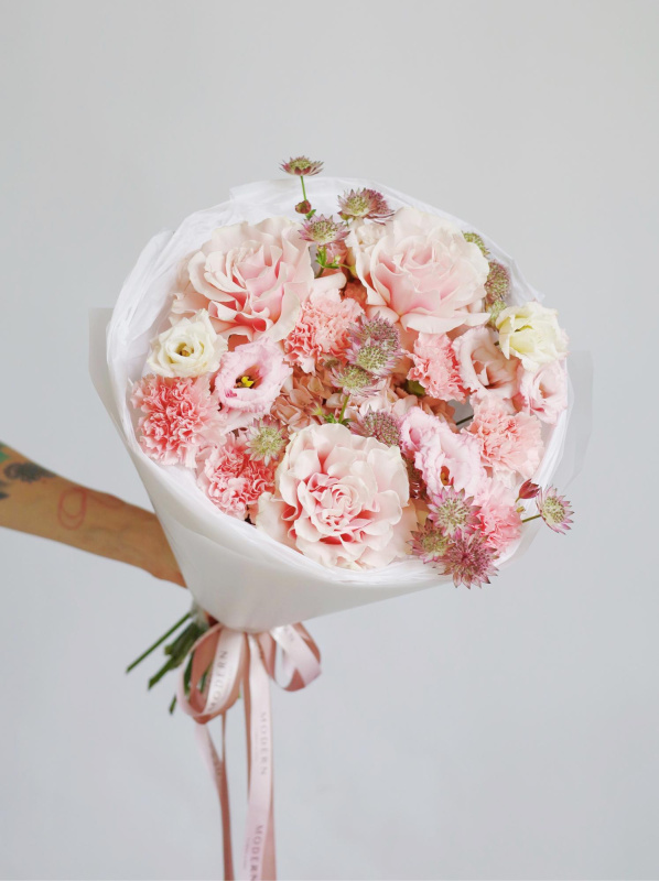 НЕЖНЫЙ БУКЕТ С ФРАНЦУЗСКОЙ РОЗОЙ И ЛИЗИАНТУСОМ