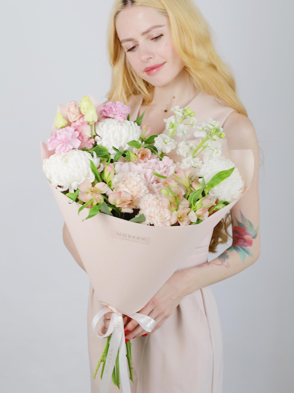 НЕЖНЫЙ БУКЕТ С ХРИЗАНТЕМОЙ И МАТТИОЛОЙ