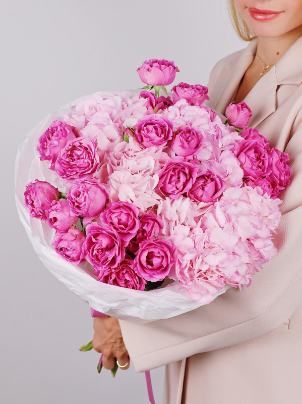 БУКЕТ С ГОРТЕНЗИЕЙ И ПИОНОВИДНОЙ КУСТОВОЙ РОЗОЙ