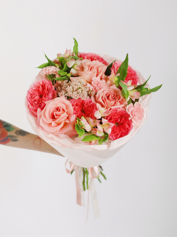 КРУГЛЫЙ БУКЕТ С ПИОНОВИДНОЙ РОЗОЙ И ОЗОТАМНУСОМ