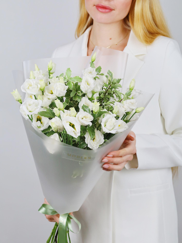 ЭЛЕГАНТНЫЙ БУКЕТ С ЛИЗИАНТУСОМ И ЗЕЛЕНЬЮ