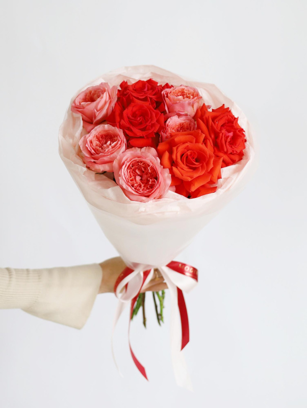 БУКЕТ ИЗ ФРАНЦУЗСКИХ И ПИОНОВИДНЫХ РОЗ