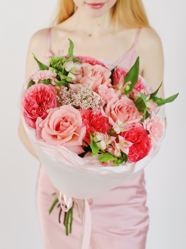 КРУГЛЫЙ БУКЕТ С ПИОНОВИДНОЙ РОЗОЙ И ОЗОТАМНУСОМ