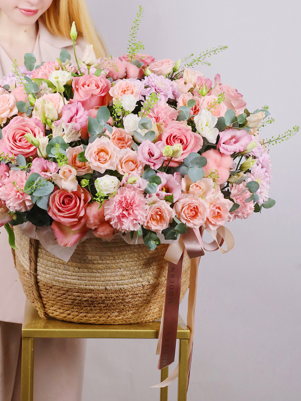 БОЛЬШАЯ КОРЗИНА С РОЗОЙ И ЭВКАЛИПТОМ