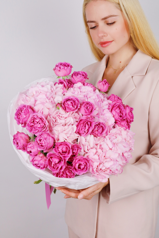 БУКЕТ С ГОРТЕНЗИЕЙ И ПИОНОВИДНОЙ КУСТОВОЙ РОЗОЙ