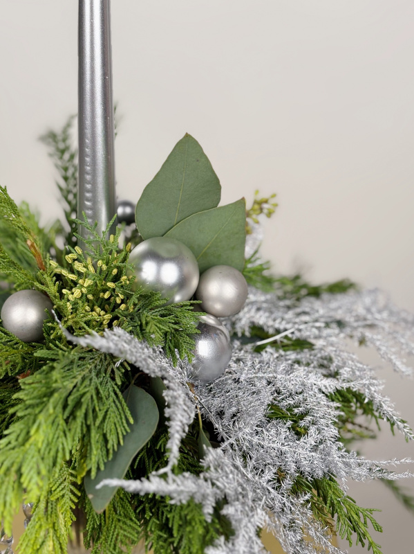 ХВОЯ В БОКАЛЕ СО СВЕЧЕЙ В СЕРЕБРИСТОМ ОТТЕНКЕ