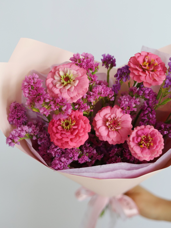 БУКЕТ С ЦИННИЕЙ И СТАТИЦЕЙ