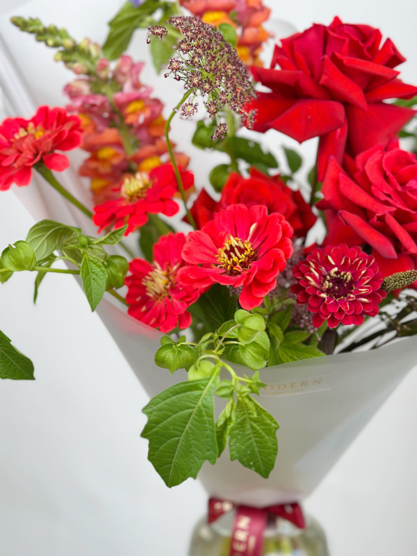 ЯРКИЙ БУКЕТ С ФРАНЦУЗСКОЙ РОЗОЙ