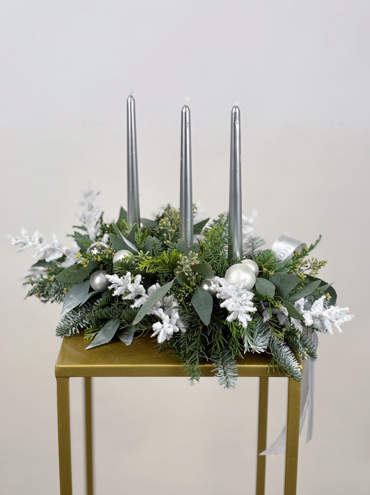 НАСТОЛЬНАЯ КОМПОЗИЦИЯ ИЗ НАТУРАЛЬНОЙ ХВОИ СО СВЕЧАМИ