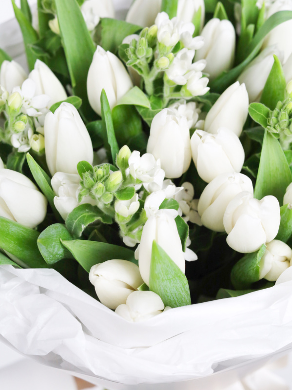 БУКЕТ С БЕЛЫМИ ТЮЛЬПАНАМИ  И ОКСИПЕТАЛУМОМ