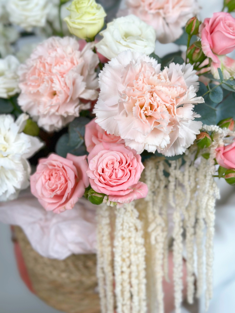 ПИОНОВИДНАЯ КУСТОВАЯ РОЗА, МАТТИОЛА, ЭУСТОМА В ПЛЕТЕНОЙ КОРЗИНЕ