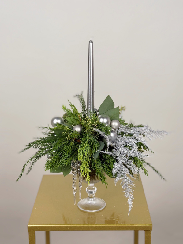 ХВОЯ В БОКАЛЕ СО СВЕЧЕЙ В СЕРЕБРИСТОМ ОТТЕНКЕ