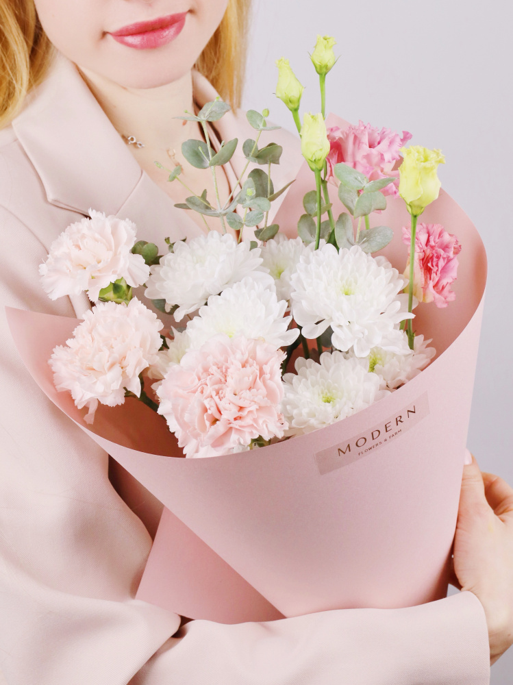 БУКЕТ ИЗ СТОЙКИХ ЦВЕТОВ С ЭВКАЛИПТОМ