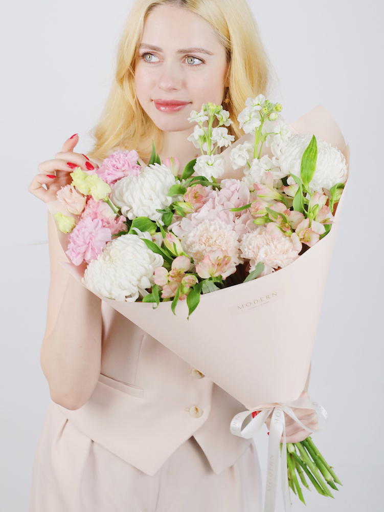 НЕЖНЫЙ БУКЕТ С ХРИЗАНТЕМОЙ И МАТТИОЛОЙ