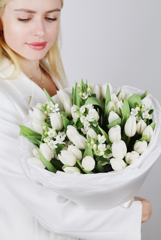 БУКЕТ С БЕЛЫМИ ТЮЛЬПАНАМИ  И ОКСИПЕТАЛУМОМ