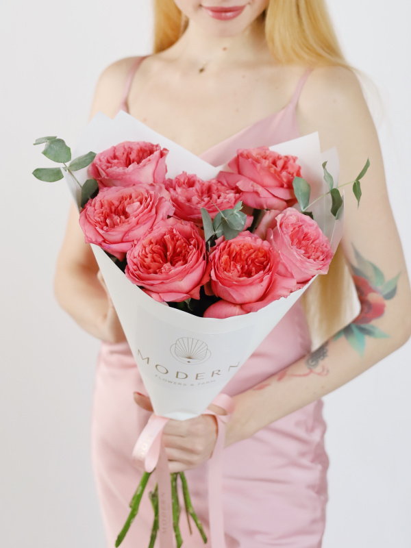 БУКЕТ С РОЗОВОЙ ПИОНОВИДНОЙ РОЗОЙ И ЭВКАЛИПТОМ