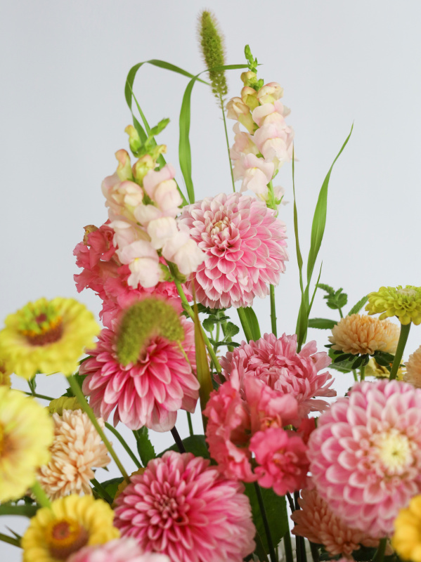 БОЛЬШАЯ ЛЕТНЯЯ КОРЗИНА С ГЕОРГИНАМИ И ДРУГИМИ ФЕРМЕРСКИМИ ЦВЕТАМИ