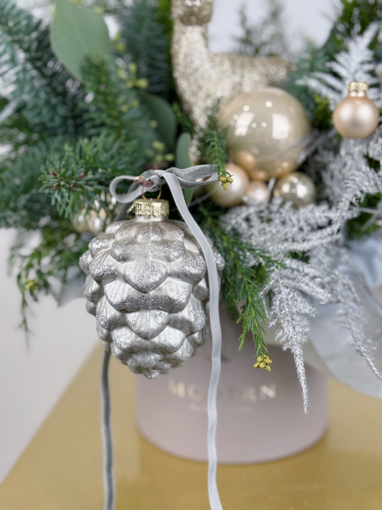 КОМПОЗИЦИЯ ИЗ НАТУРАЛЬНОЙ ХВОИ И НОВОГОДНИМ ДЕКОРОМ