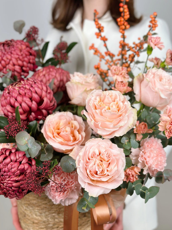 КОРЗИНА В ОСЕННИХ ТОНАХ С ПИОНОВИДНОЙ РОЗОЙ