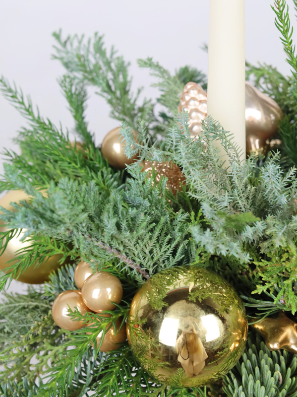 ТОРЖЕСТВЕННАЯ КОМПОЗИЦИЯ НА СТОЛ СО СВЕЧАМИ