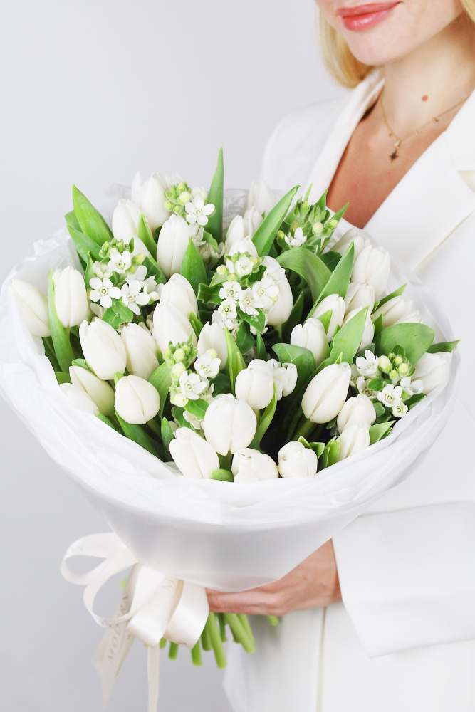 БУКЕТ С БЕЛЫМИ ТЮЛЬПАНАМИ  И ОКСИПЕТАЛУМОМ