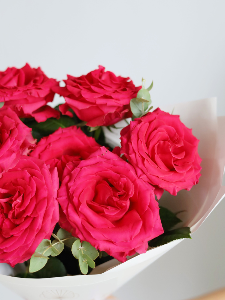 БУКЕТ С ЯРКОЙ ПИОНОВИДНОЙ РОЗОЙ И ЭВКАЛИПТОМ