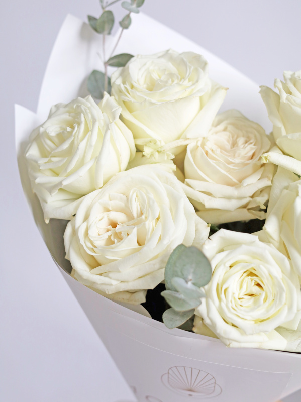 БУКЕТ ПИОНОВИДНАЯ РОЗА И ЭВКАЛИПТ