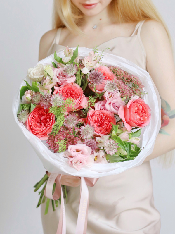 БУКЕТ С АСТРАНЦИЕЙ, ПИОНОВИДНОЙ РОЗОЙ И АЛЬСТРОМЕРИЕЙ