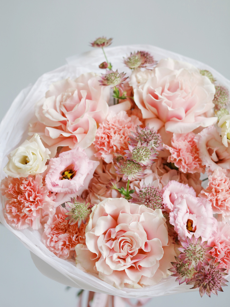 НЕЖНЫЙ БУКЕТ С ФРАНЦУЗСКОЙ РОЗОЙ И ЛИЗИАНТУСОМ