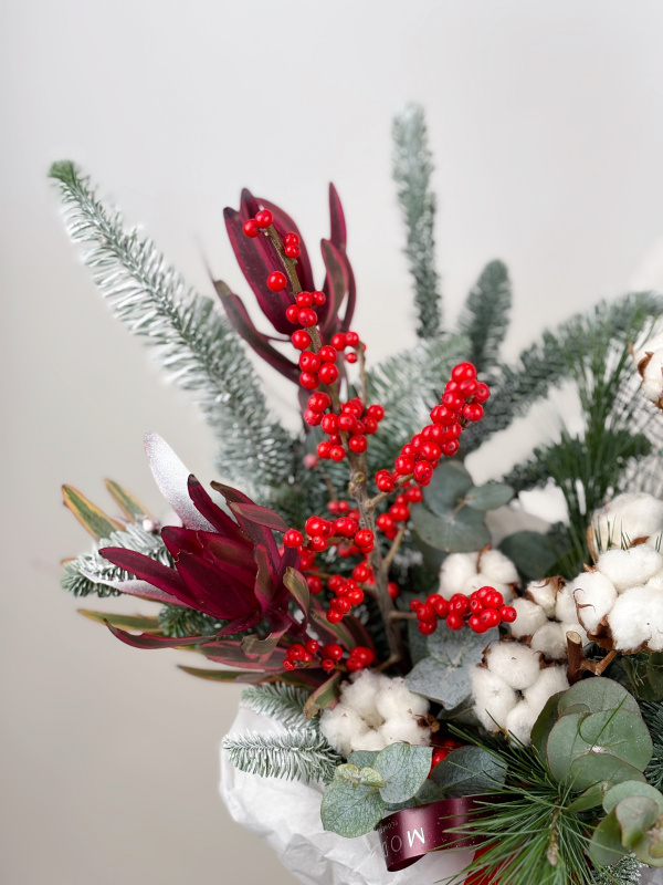 КОМПОЗИЦИЯ ИЗ НАТУРАЛЬНОЙ ХВОИ И ИЛЕКСА