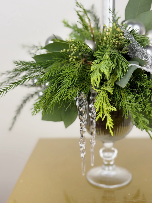 ХВОЯ В БОКАЛЕ СО СВЕЧЕЙ В СЕРЕБРИСТОМ ОТТЕНКЕ