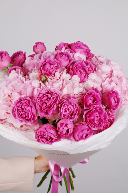 БУКЕТ С ГОРТЕНЗИЕЙ И ПИОНОВИДНОЙ КУСТОВОЙ РОЗОЙ