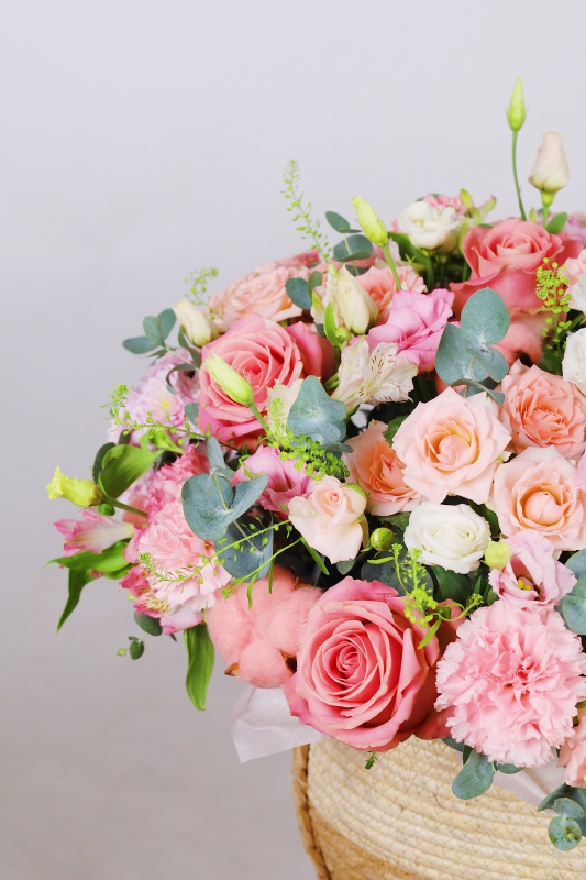 БОЛЬШАЯ КОРЗИНА С РОЗОЙ И ЭВКАЛИПТОМ