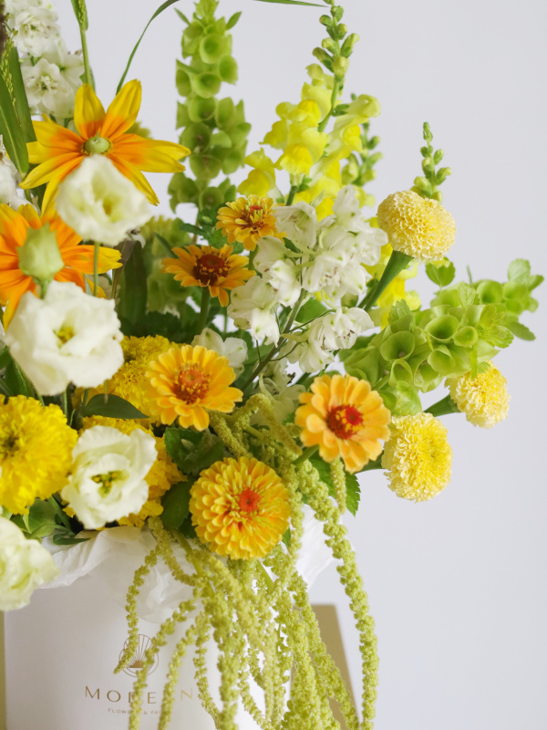 ТОРЖЕСТВЕННАЯ ЛЕТНЯЯ КОМПОЗИЦИЯ ИЗ ФЕРМЕРСКИХ ЦВЕТОВ