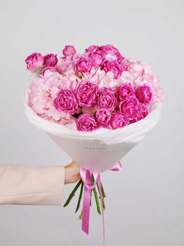 БУКЕТ С ГОРТЕНЗИЕЙ И ПИОНОВИДНОЙ КУСТОВОЙ РОЗОЙ