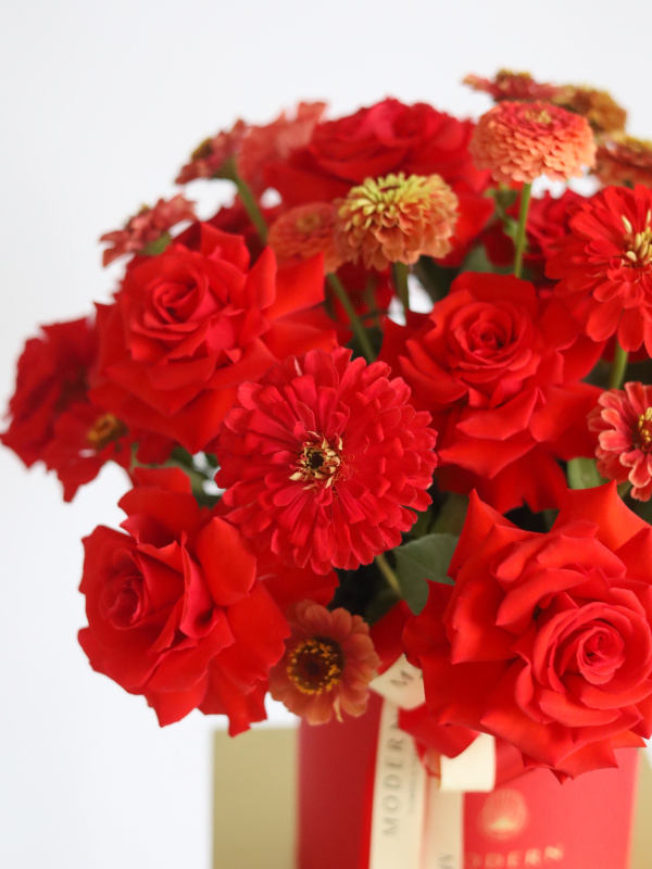 БОЛЬШАЯ ТОРЖЕСТВЕННАЯ КОМПОЗИЦИЯ С ФРАНЦУЗСКОЙ РОЗОЙ NINA И ЦИННИЕЙ