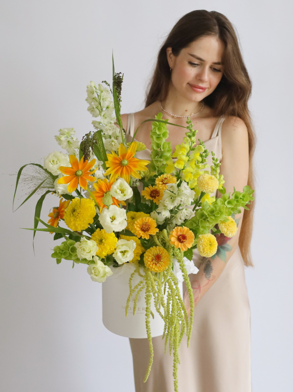 ТОРЖЕСТВЕННАЯ ЛЕТНЯЯ КОМПОЗИЦИЯ ИЗ ФЕРМЕРСКИХ ЦВЕТОВ