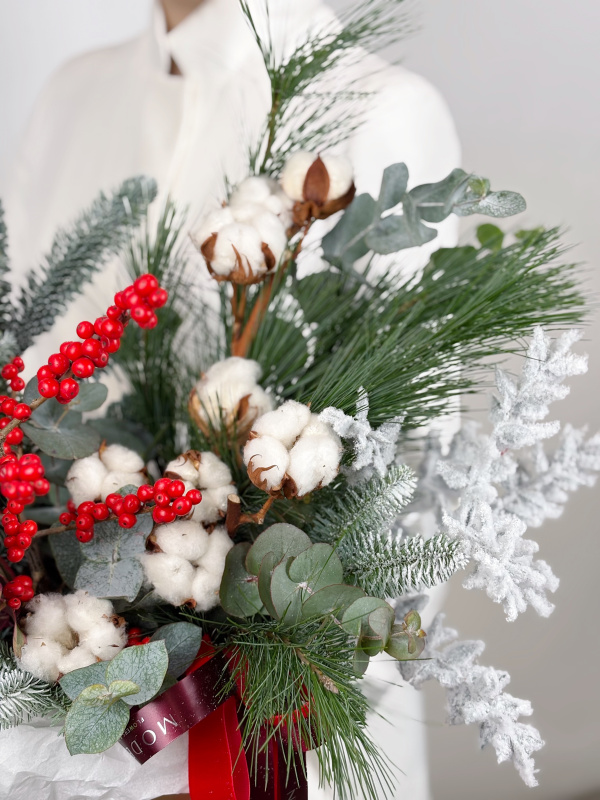 КОМПОЗИЦИЯ ИЗ НАТУРАЛЬНОЙ ХВОИ И ИЛЕКСА