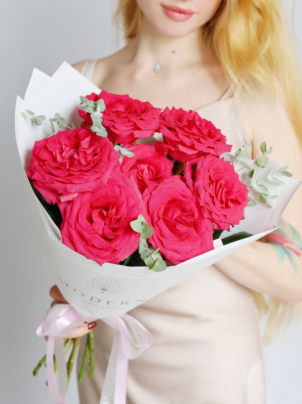 БУКЕТ С ЯРКОЙ ПИОНОВИДНОЙ РОЗОЙ И ЭВКАЛИПТОМ