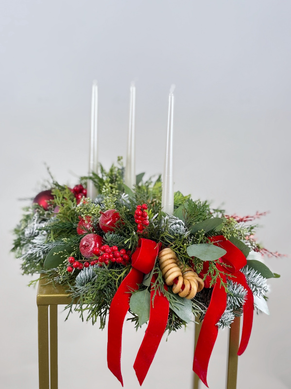 НАСТОЛЬНАЯ КОМПОЗИЦИЯ ИЗ НАТУРАЛЬНОЙ ХВОИ В РУССКОМ СТИЛЕ СО СВЕЧАМИ