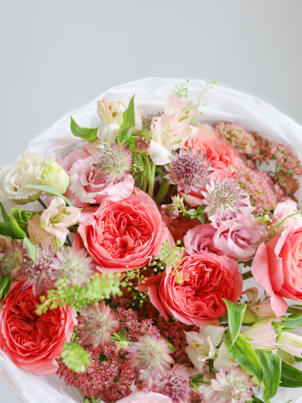 БУКЕТ С АСТРАНЦИЕЙ, ПИОНОВИДНОЙ РОЗОЙ И АЛЬСТРОМЕРИЕЙ