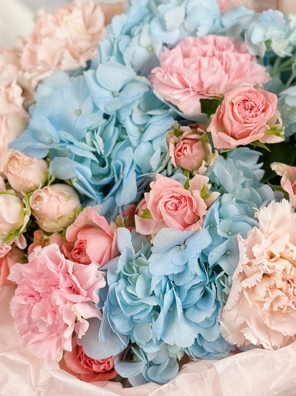 БУКЕТ ГОРТЕНЗИЯ, ПИОНОВИДНАЯ КУСТОВАЯ РОЗА И ДИАНТУС