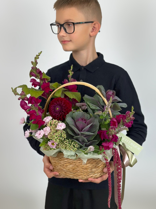 КОРЗИНА С ГЕОРГИНОМ, ЛЬВИНЫМ ЗЕВОМ И БРАССИКОЙ