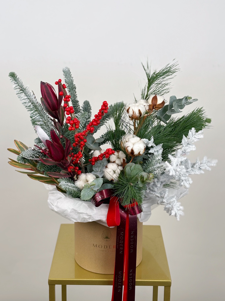 КОМПОЗИЦИЯ ИЗ НАТУРАЛЬНОЙ ХВОИ И ИЛЕКСА