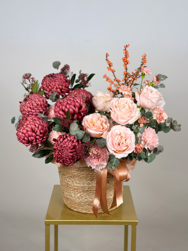 КОРЗИНА В ОСЕННИХ ТОНАХ С ПИОНОВИДНОЙ РОЗОЙ