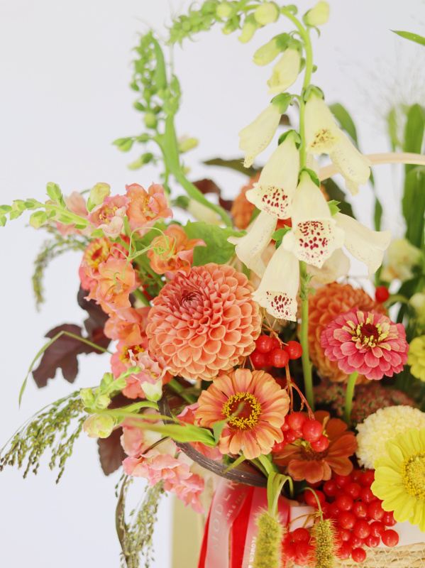 КОРЗИНА С ГЕОРГИНАМИ, НАПЕРСТЯНКОЙ И АМАРАНТОМ